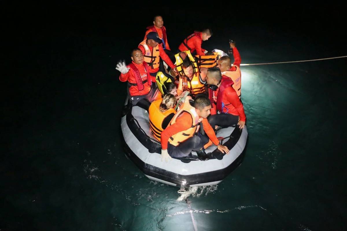 Выбросило на скалы: ВМС Таиланда спасли российских туристов после кораблекрушения Выбросило на скалы: ВМС Таиланда спасли российских туристов после кораблекрушения