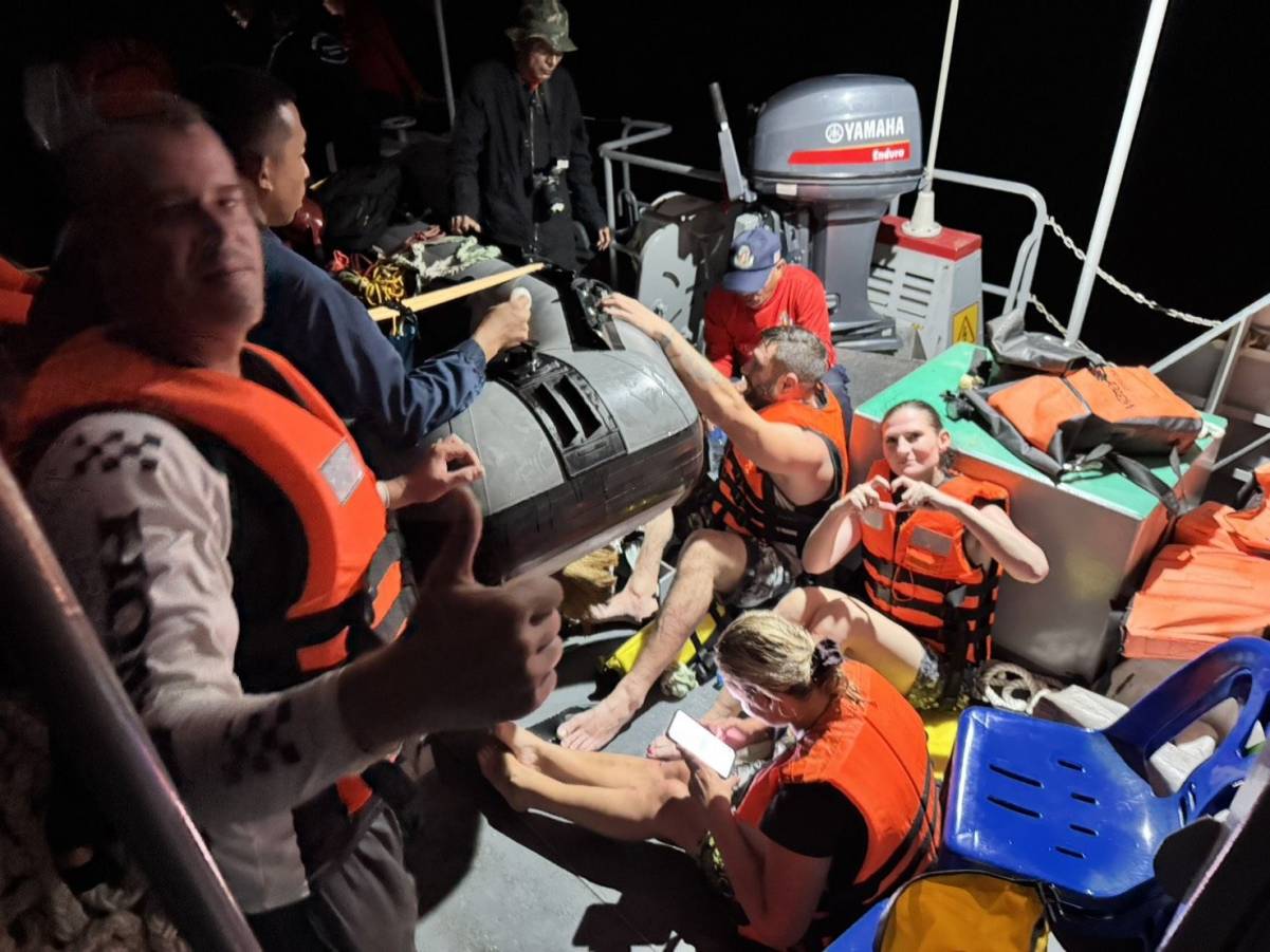 Выбросило на скалы: ВМС Таиланда спасли российских туристов после кораблекрушения Выбросило на скалы: ВМС Таиланда спасли российских туристов после кораблекрушения