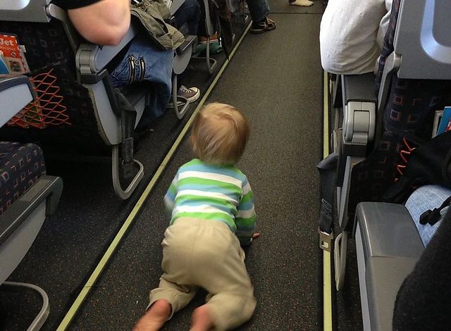Ребенок в самолете