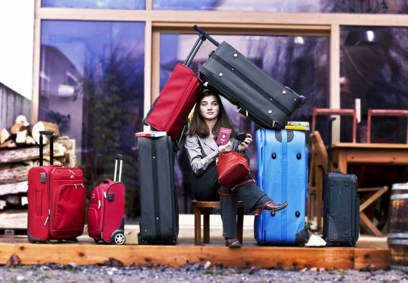 Девушка с багажом