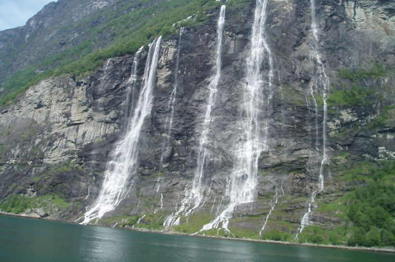 Водопад Олупена, один из самых высоких в мире