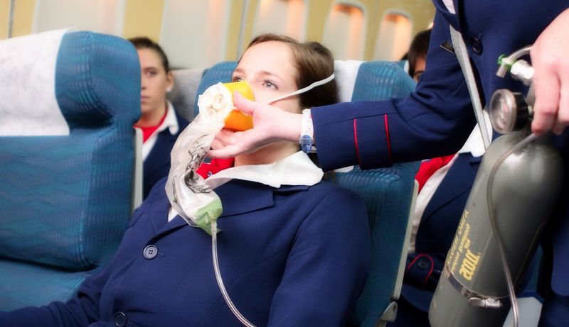 Кислородная маска в самолете