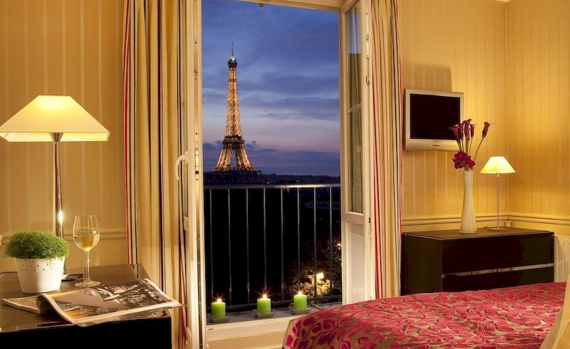 Вид на Эйфелеву башню из окна отеля