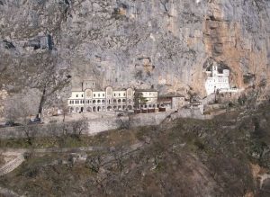 Вы сейчас просматриваете Монастырь Острог в Черногории