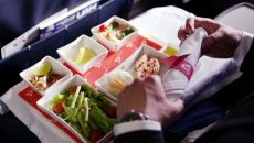 Как пронести еду и напитки в самолет