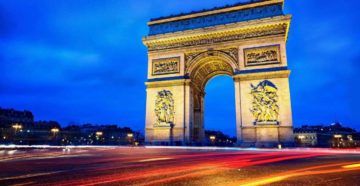 Триумфальная арка на Елисейских полях в Париже