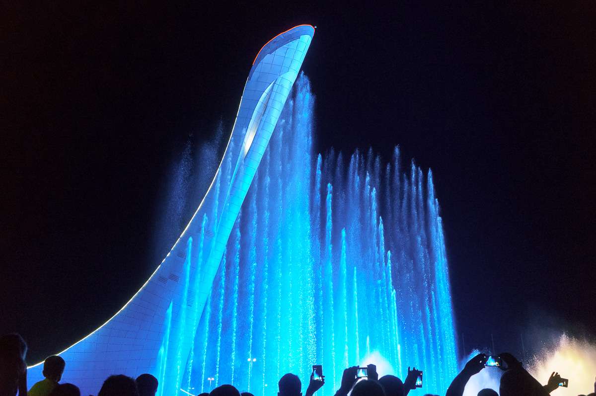 Олимпийский парк сегодня поющие фонтаны. Шоу фонтанов Олимпийский парк Сочи. Поющие фонтаны Сочи Олимпийский парк. Поющий фонтан Адлер Олимпийский парк. Шоу поющих фонтанов в Олимпийском парке Сочи.