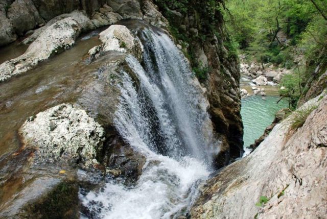 вид на агурские водопады