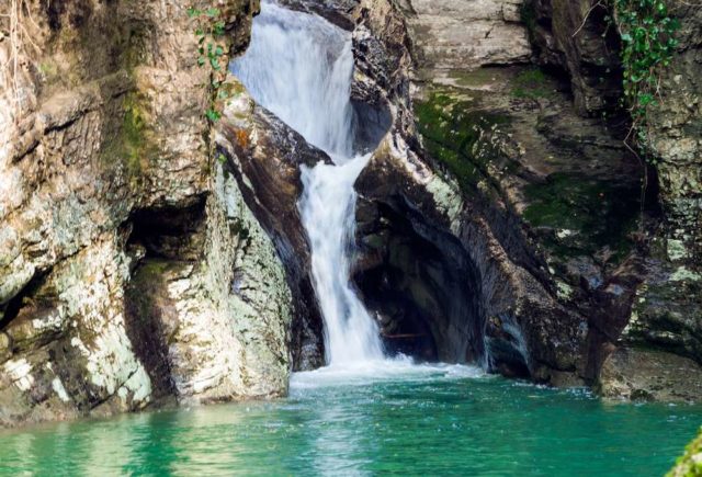 Агурские водопады весной