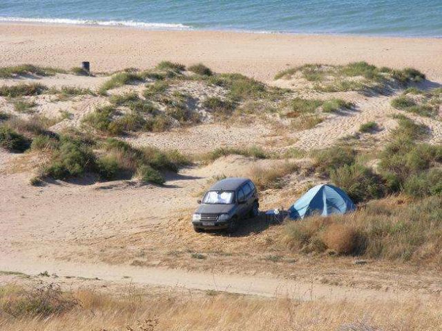 Отдых с палаткой на песчаном пляже Бугазской косы