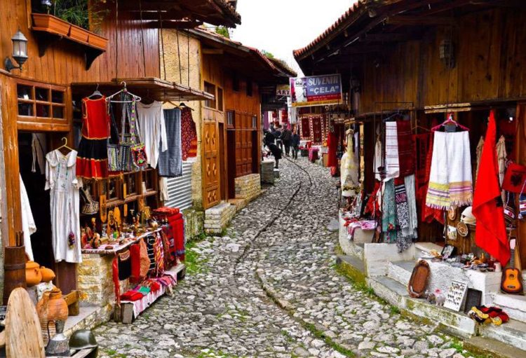 Покупка одежды в Албании