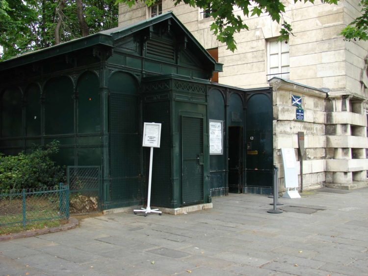 Вход в катакомбы Парижа