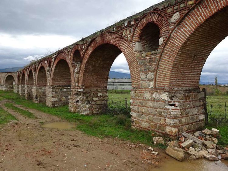 Древний акведук в Визбегово