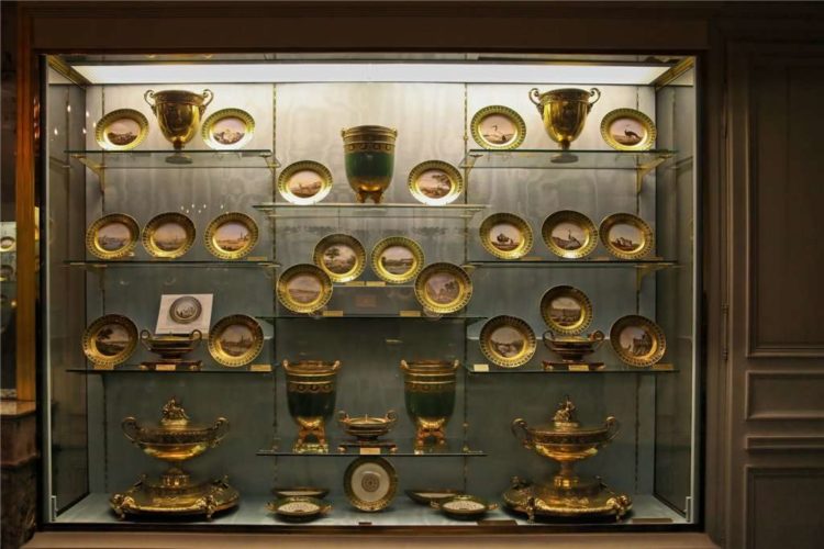 Галлерея тарелок во дворце Фонтебло