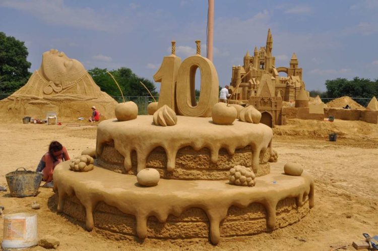 Выставка песчаных скульптур в Озерном парке