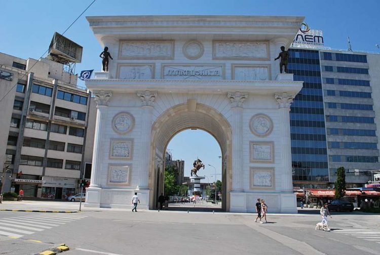 Триумфальная арка в Скопье
