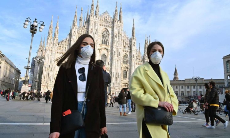 Люди в масках в Италии