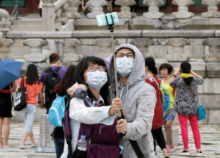 туристы в масках