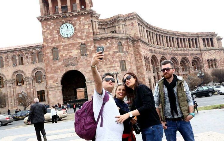 туристы в Армении