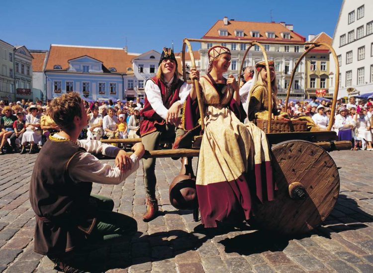 туристы в Эстонии