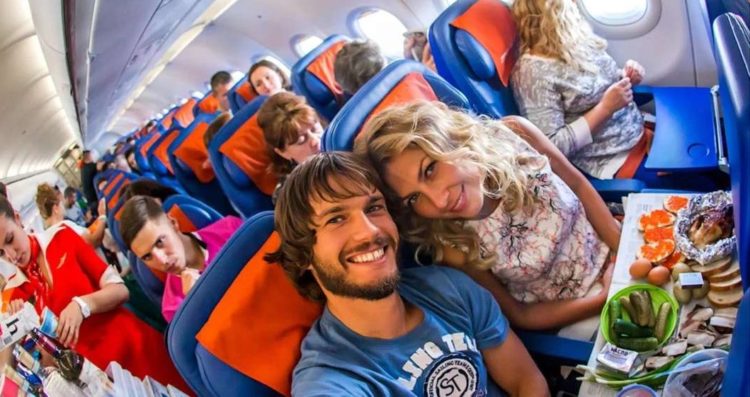 Туристы в самолете