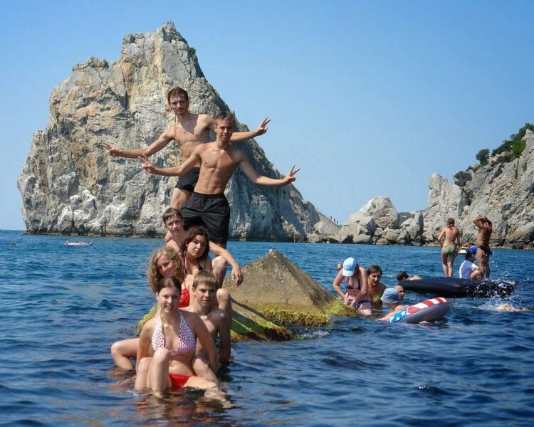 Отдых туристов в Крыму в июне