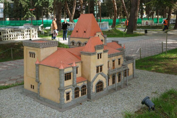Экспонаты парка Крым в миниатюре в Алуште