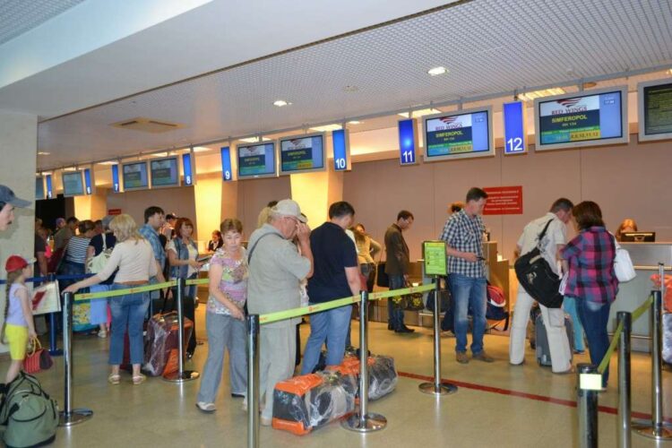 туристы в аэропорту Уфы