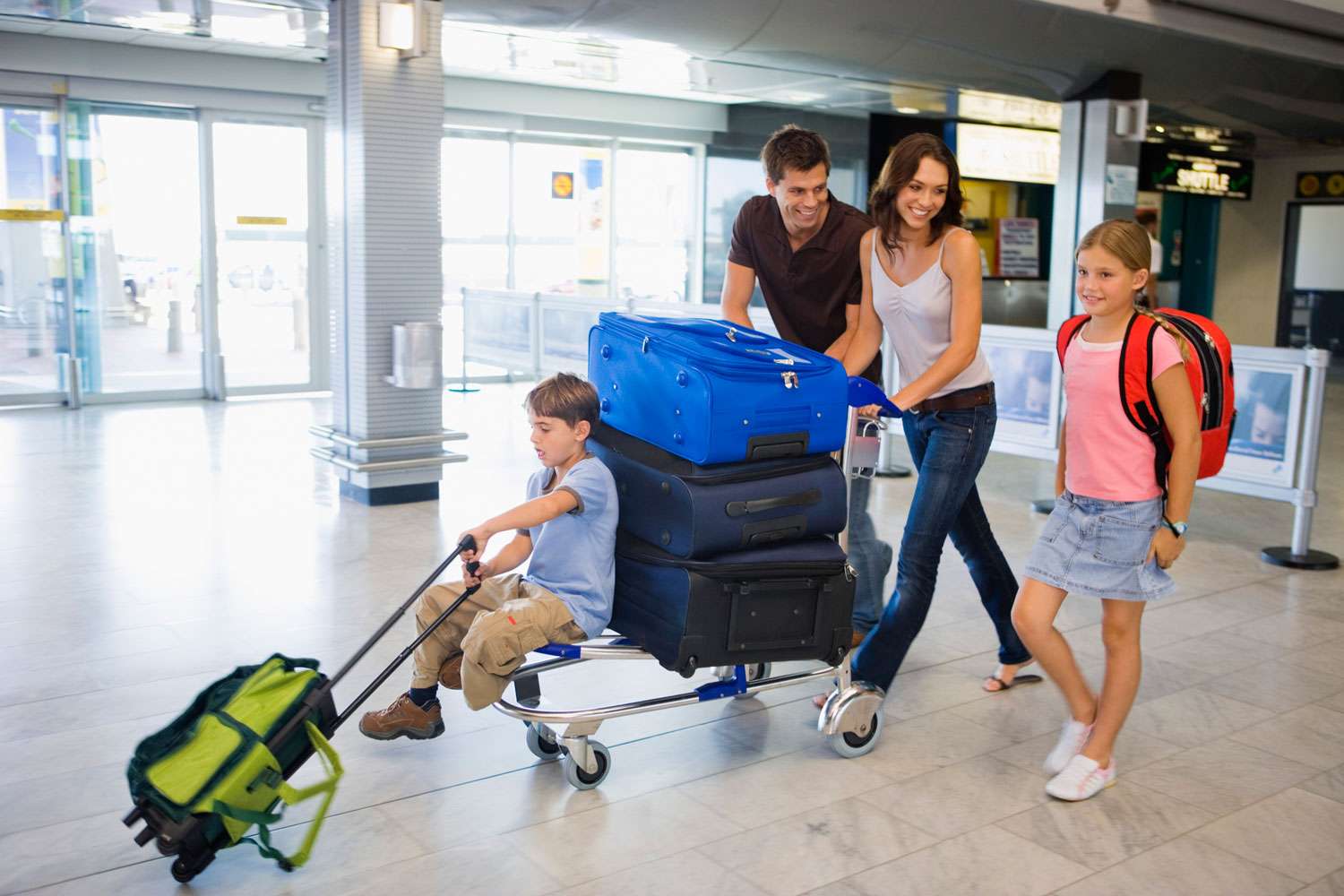 Переехать заграницу. Чемодан в аэропорту. Семья с чемоданами в аэропорту. Тележка с чемоданами в аэропорту. Человек с чемоданом и ребенок.