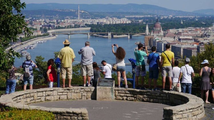 туристы в Венгрии