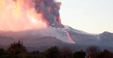 Извержение вулкана Этна на Сицилии 9 августа 2021: города покрыты слоем пепла