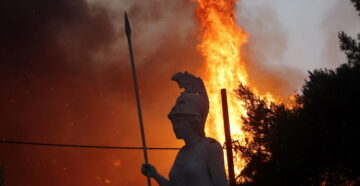 Пожары в Греции набирают силу: угрожает ли огонь туристам