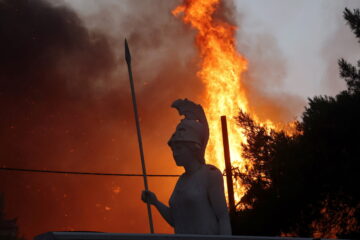 Вы сейчас просматриваете Пожары в Греции набирают силу: угрожает ли огонь туристам