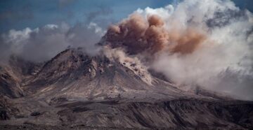 Извержение вулкана Шивелуч на Камчатке: в чем опасность