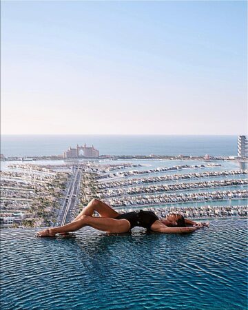Вы сейчас просматриваете В Дубае открылся самый высокий в мире бесконечный бассейн
