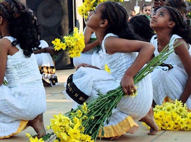 В Эфиопии символ Нового года – желтые ромашки, которыми украшают дом