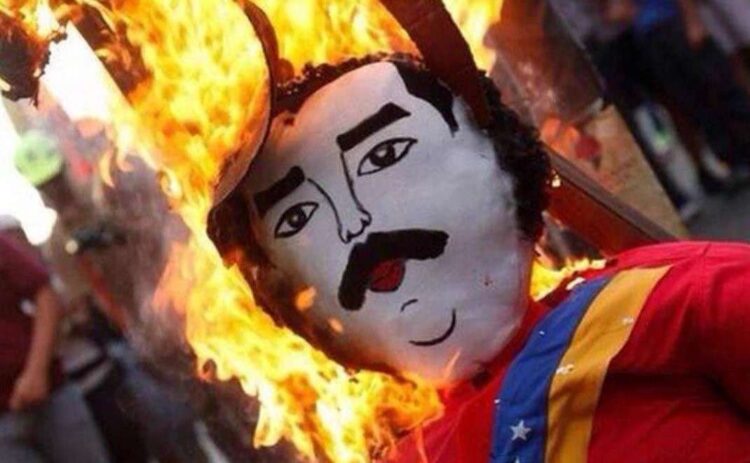 В Эквадоре на Новый год сжигают чучело и выливают воду из окон.