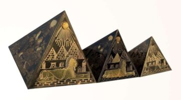 Сувенир в виде пирамиды из Египта