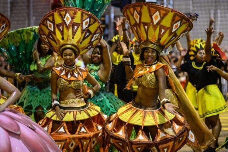 В ЮАР на Новый год устраивают шествия в ярких костюмах.