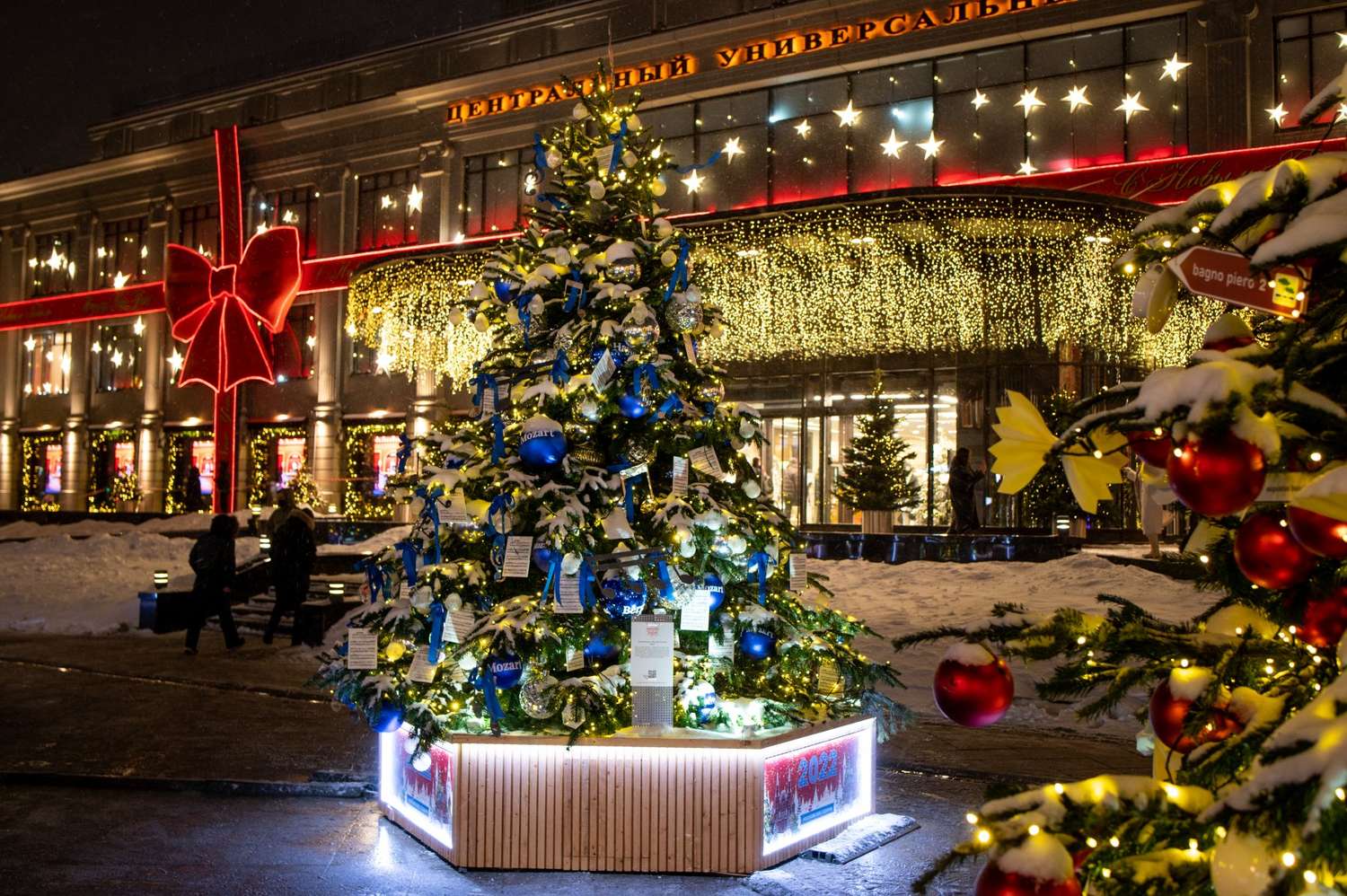 Красиво украшенная елка Москва