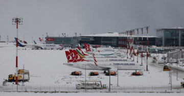 Вы сейчас просматриваете Совсем не солнечная Турция: в Стамбуле отменены все авиарейсы в связи с обильным снегопадом