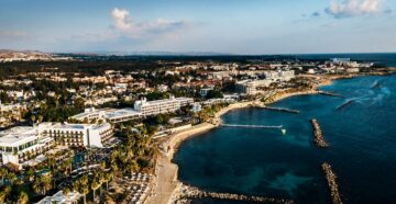 Без ПЦР-тестов и карантина: Кипр меняет правила въезда для туристов с марта 2022 года