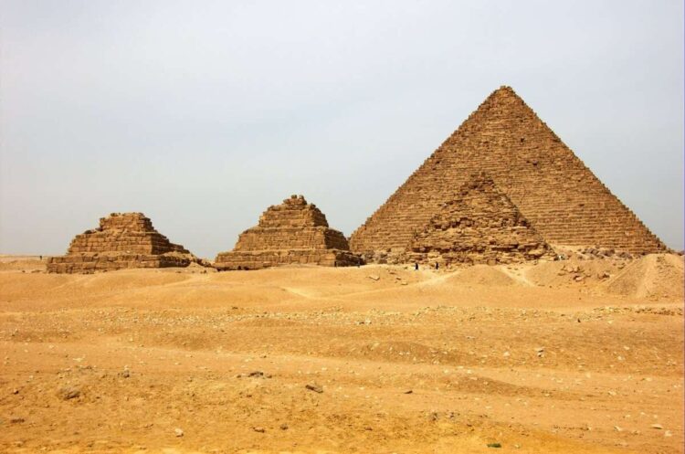 Пирамиды цариц рядом с пирамидой Хеопса