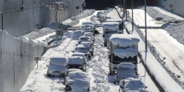 Вы сейчас просматриваете Настоящая зима в Турции: в Анталье выпал снег впервые за 29 лет