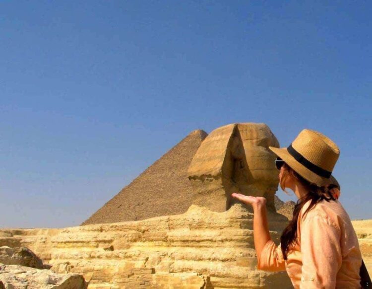 туристы на пирамидах Гизы