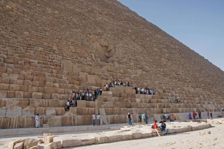 туристы у пирамиды Хеопса