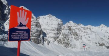 Горнолыжные курорты бывают опасны: в результате схода лавины погибла команда лыжников