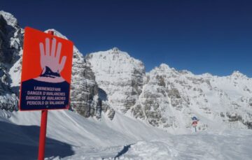 You are currently viewing Горнолыжные курорты бывают опасны: в результате схода лавины погибла команда лыжников