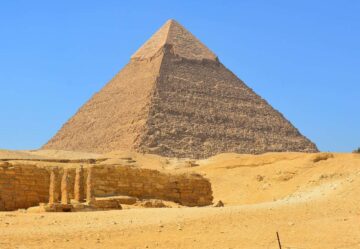 Вы сейчас просматриваете Чем знаменита пирамида Хефрена в Египте и где она находится