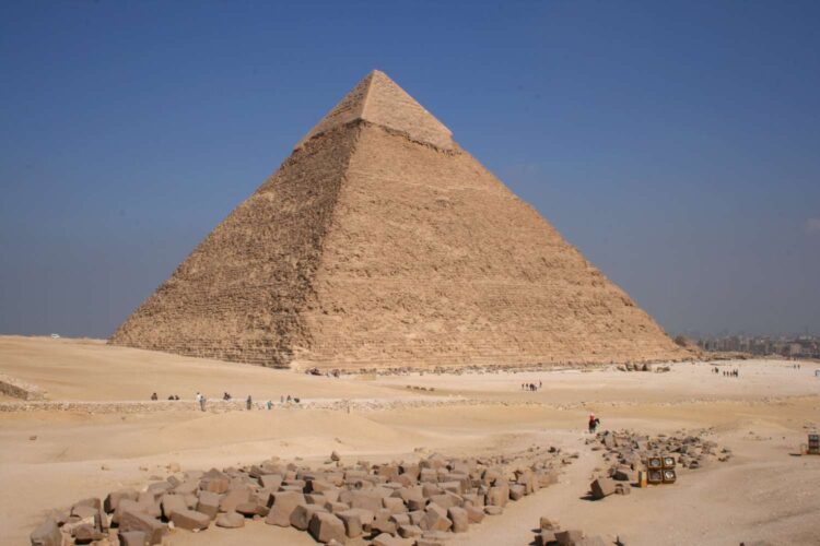 Туристы у пирамиды Хефрена